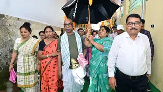 नेमरा से मां की अस्थियां विसर्जित करने के लिए जाते मुख्यमंत्री हेमंत सोरेन और अन्य परिजन। (फोटो सौजन्य)