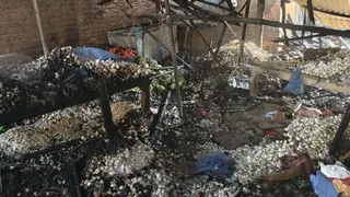 दुकानों में लगी आग। फोटो जागरण
