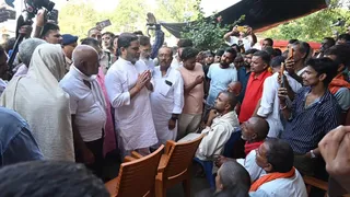 पीड़ित परिवारों को सांत्वना देने पहुंचे प्रशांत किशोर।