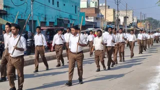 खैर रोड स्थित सरस्वती विद्या मंदिर सीनियर सेकेंडरी स्कूल से विजयदशमी पर्व पर निकाले गए पथ संचलन में गणवेश में राष्ट्रीय स्वयंसेवक। जागरण