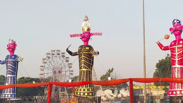 ग्रेटर नोएडा में दशहरे की धूम: गौर सिटी में जलेगा सबसे ऊंचा 70 फीट का रावण, नोट करें दहन का समय
