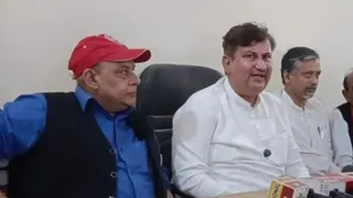 आगरा में मीडिया से बात करते चुनाव प्रभारी संजय लाठर।