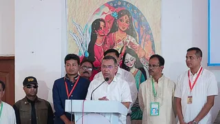 तारिक रहमान ने राधा गोविंद मंदिर में पूजा पंडाल का किया दौरा।