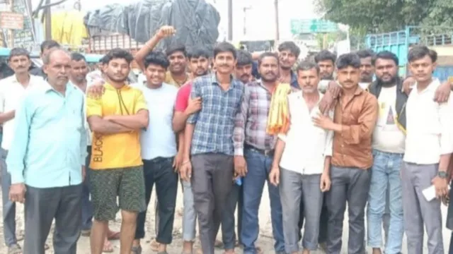 बदायूं में शौचालय की मांग को लेकर प्रदर्शन, 3 महीने से बंद पड़ा है सार्वजनिक शौचालय
