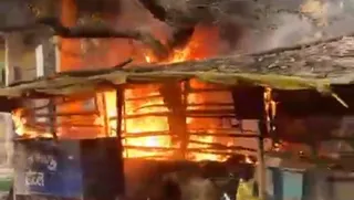 मानगो के ओल्ड पुरुलिया रोड पर स्थित कोहिनूर टावर के ठीक बगल में दुकान में आग लगने के बाद देखते ही देखते लपटें तेज हो गईं।