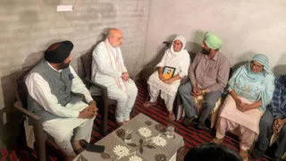 गुरदासपुर में विक्रमजीत सिंह के परिवार से मिलते हुए अमित शाह व साथ हैं पंजाब भाजपा प्रधान केवल ढिल्लों।