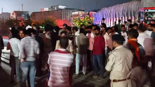 आरा-बक्सर जाम में फंसी गाड़ियां और मौके पर पहुंची पुलिस। जागरण
