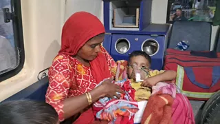 घायल बच्चे के साथ स्वजन