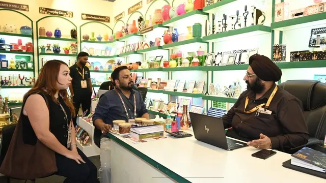लैटिन अमेरिका से सिंगापुर तक... मुरादाबाद में विदेशों से आ रही क्रिसमस ट्री पर सजाए जाने वाले स्टार-हैंगिंग की मांग