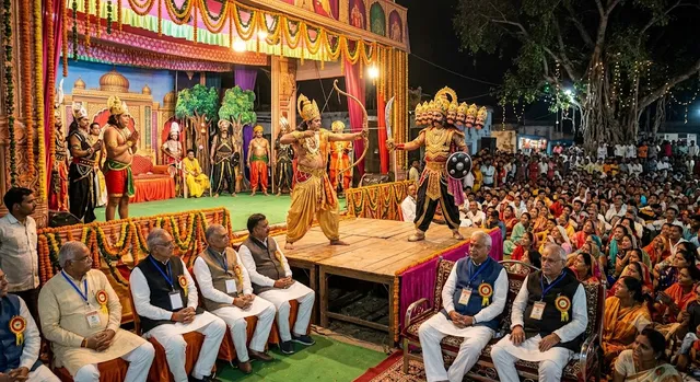 यहां नौकरी से छुट्टी लेकर गांव लौटते हैं बड़े-बड़े अफसर, यूपी के देवरिया में 52 सालों से संजोए हैं रामलीला की विरासत
