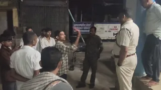 मामले की जांच करती पुलिस