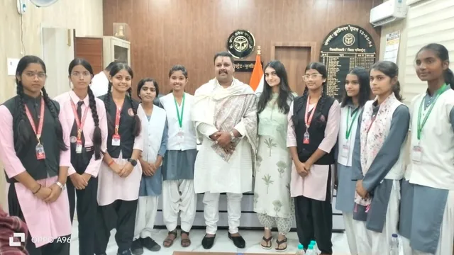 कुशीनगर को मिलेगी डिजिटल लाइब्रेरी, 16 साल की रागिनी के नेतृत्व में छात्रों ने DM से मनवाई अपनी मांग
