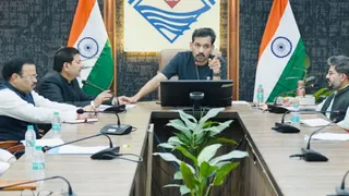 कलेक्ट्रेट स्थित ऋषिपर्णा सभागार में निर्वाचन कार्यों के लिए तैनात नोडल एवं सहायक नोडल अधिकारियों के साथ बैठक करते जिलाधिकारी आशीष चौहान। सूवि