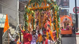 मां दुर्गा की भव्य शोभायात्रा निकली।