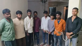 पुलिस गिरफ्त में आरोपित।