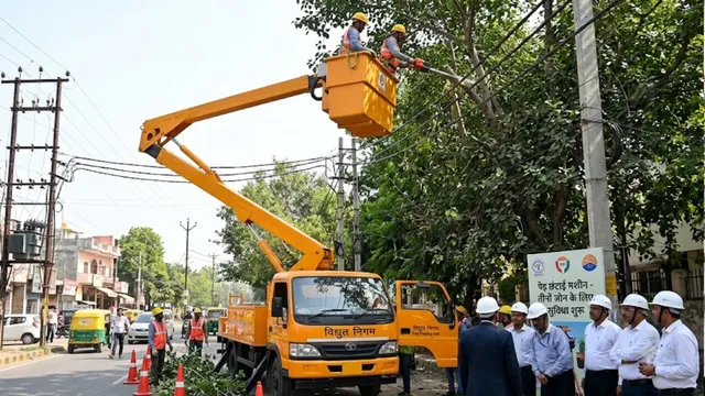 गाजियाबाद: '...अब मशीनों का इंतजार खत्म', बिजली के तारों पर लटक रही टहनियों की अब ऐसे होगी छंटाई

