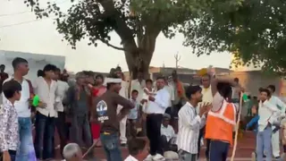 इंटरनेट मीडिया पर प्रसारित रामलीला मैदान में मारपीट का वीडियो : वीडियो ग्रेब