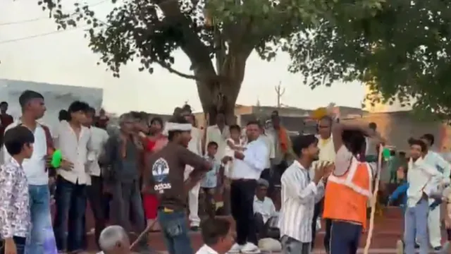 यूपी में रामलीला मैदान में तू तू-मैं मैं! सफाई के दौरान कूड़ा फेंका तो कर्मचारी ने झाड़ू से दौड़ा-दौड़ाकर पीटा युवक
