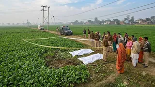 नंदग्राम थाना क्षेत्र के भोवापुर गांव में मंगलवार सुबह खेत में मूली लेने गईं दो महिलाएं हाईटेंशन लाइन की चपेट में आने से जांन गंवा बैठीं। एआई इमेज
