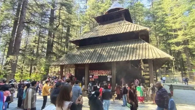 रोहतांग दर्रे की बर्फीली वादियां बनी पर्यटकों की पहली पसंद, एक दिन में पहुंचे 900 से अधिक वाहन
