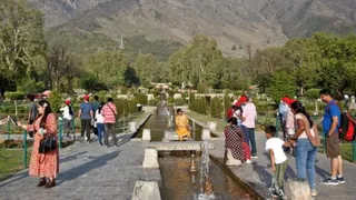 कश्मीर में कृत्रिम बर्फ, स्कीइंग और कार्निवल से पर्यटकों को लुभाएगा विभाग। (फाइल फोटो)