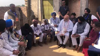 गुलजार सिंह के परिवार से मुलाकात करते अमित शाह (जागरण फोटो)
