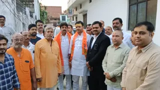 रौजा स्थित न्यू इंदिरा नगर कॉलोनी में सुनील सिंह के आवास पर पहुंचे बिहार के लोक स्वास्थ्य अभियंत्रण विभाग के मंत्री और लोक जनशक्ति पार्टी से वैशाली के महुआ सीट से विधायक संजय सिंह (बीच में)स्वजन