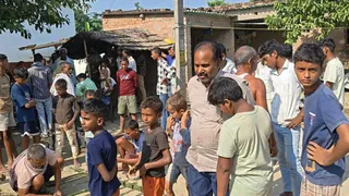 घटना के बाद मृतक के घर जुटे ग्रामीण। जागरण
