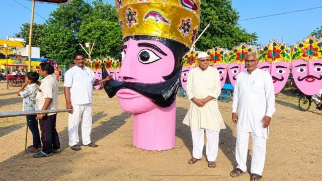 नईम उस्ताद ने तैयार किया 65 फीट का रावण का पुतला, 300 बम लगाए; भव्यता बनी आकर्षण का केंद्र
