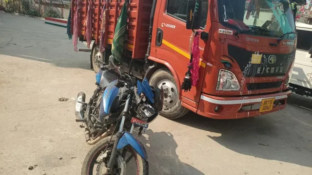 मुंगेर में बरियारपुर ओवरब्रिज के पास खड़े ट्रक से टकराई बाइक, हादसे में एक युवक की मौके पर ही मौत