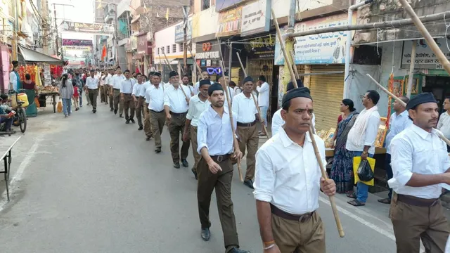 मुंगेर में संघ के शताब्दी वर्ष पर स्वयंसेवकों ने किया पथ संचलन, जगह-जगह हुआ स्वागत; शस्त्र पूजन का भी आयोजन