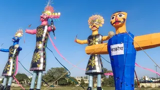 रावण, कुंभकरण व मेघनाद के पुतलों के साथ कॉकरोच का पुतला।