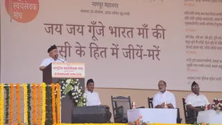 नागपुर में विजयादशमी कार्यक्रम में संघ प्रमुख मोहन भागवत और दैनिक जागरण के प्रधान संपादक संजय गुप्त