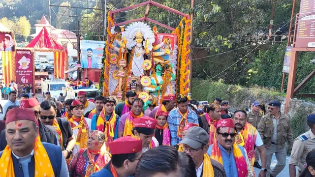 नैनीताल दुर्गा महोत्सव में कुमाऊनी और बंगाली संस्कृति का भव्य संगम, मां के जयकारों के साथ निकली शोभायात्रा
