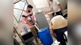 संडीला दूध डेयरी में पाउडर, अखाद्य घी, रसायन आदि मिलाकर तैयार हो रहे नकली दूध का इंटरनेट मीडिया पर प्रसारित वीडियो का स्क्रीनशॉट