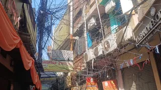 नील गली में बिजली तारों का मकड़जाल। जागरण
