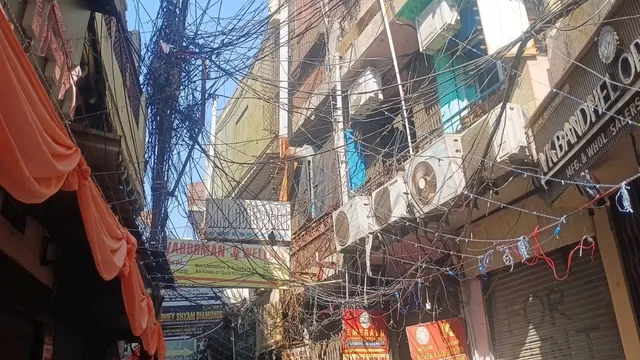 मेरठ: त्योहारी सीजन में कराह रहा शारदा रोड, कबाड़ी बाजार, शहर सराफा; अतिक्रमण व जर्जर तारों के मकड़जाल सहित कई समस्याएं