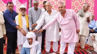खतौली जावन गांव में पिता की रस्मी तेरहवीं में बेटी मेधावनी को पगड़ी बांधने स्वजन और समाज के लोग