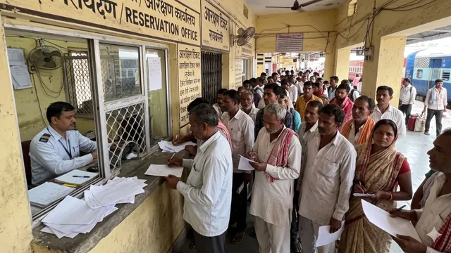 भारतीय रेलवे का ऐसा हाल? रायबरेली के 5 रेलवे स्टेशन पर रिजर्वेशन फॉर्म नहीं, सादे कागज से काम
