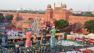 दशहरा की पूर्व संध्या में दहन लाल किला मैदान की रामलीला में खड़े किए गए रावण, कुंभकरण व मेघनाद के पुतले। हरीश कुमार