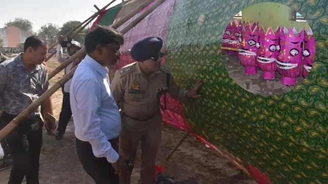 विजय दशमी पर दहन होगा 1.5 लाख का 'रावण', इस बार 65 फीट लंबा है हाथरस में दशानन का पुतला
