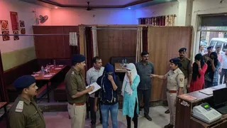 बिन से कई युवक-युवतियां गिरफ्तार (एआई जेनरेटेड तस्वीर)
