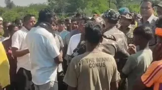 मुफ्फसिल थाना क्षेत्र के पासाहातु चौक के समीप एक तेज रफ्तार बस की चपेट में आने से ग्रामीण की घटनास्थल पर ही मौत हो गई।