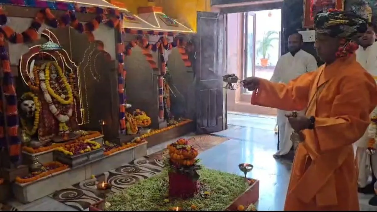 विजयदशमी पर CM योगी ने महायोगी गोरखनाथ का किया विशेष पूजन, प्रदेशवासियों के लिए की सुख समृद्धि की कामना - vijayadashami cm yogis gorakhnath temple puja for up welfare