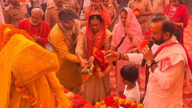 मां विंध्यवासिनी के दरबार पहुंचीं CM योगी की बहन पुष्पा, विंध्य कॉरिडोर की भव्यता देख हुईं भावविभोर

