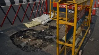 एमपी-2 मार्ग पर बनी एलिवेटेड रोड सेक्टर-61 से सेक्टर-28 जाने वाला मार्ग पर सेक्टर-33 इस्कान मंदिर के पास सड़क धंस गई है। फोटो जागरण