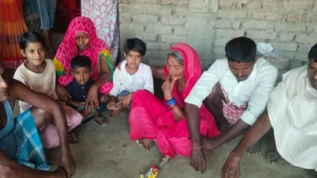 सारण में शौच के लिए खेत जा रहे युवक की करंट से मौत, छोटे भाई को बचाने में बड़ा भाई भी जख्मी
