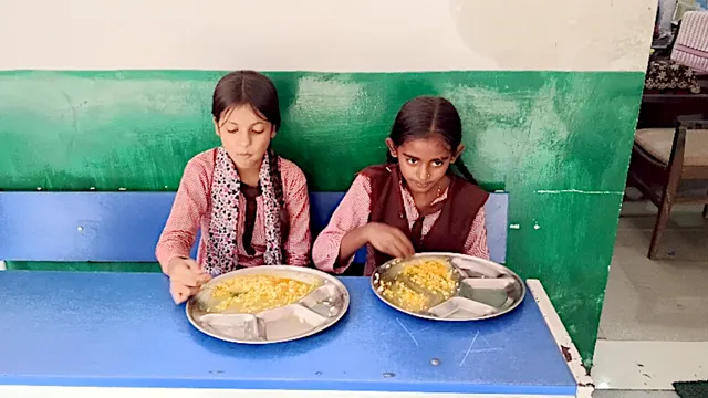 मुरादाबाद के स्कूलों में बंद होने वाला था NGO का खाना, 4 महीने बाद विभाग ने अचानक बदला फैसला
