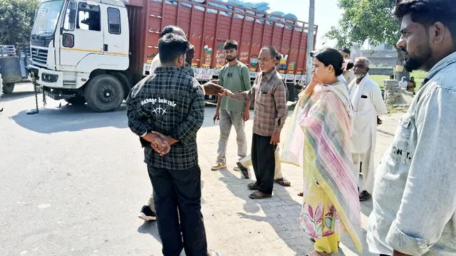 इफको खाद के 800 कट्टों से भरा ट्रक जांच के घेरे में, चालक नहीं दिखा पाया कागज; पुलिस ने क्रेन से हटाया
