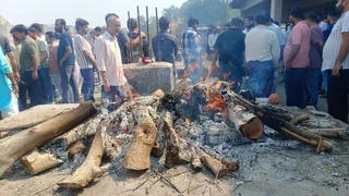 ताजगंज मोक्षधाम में कुत्ते के अंतिम संस्कार के दौरान जलती चिता।
